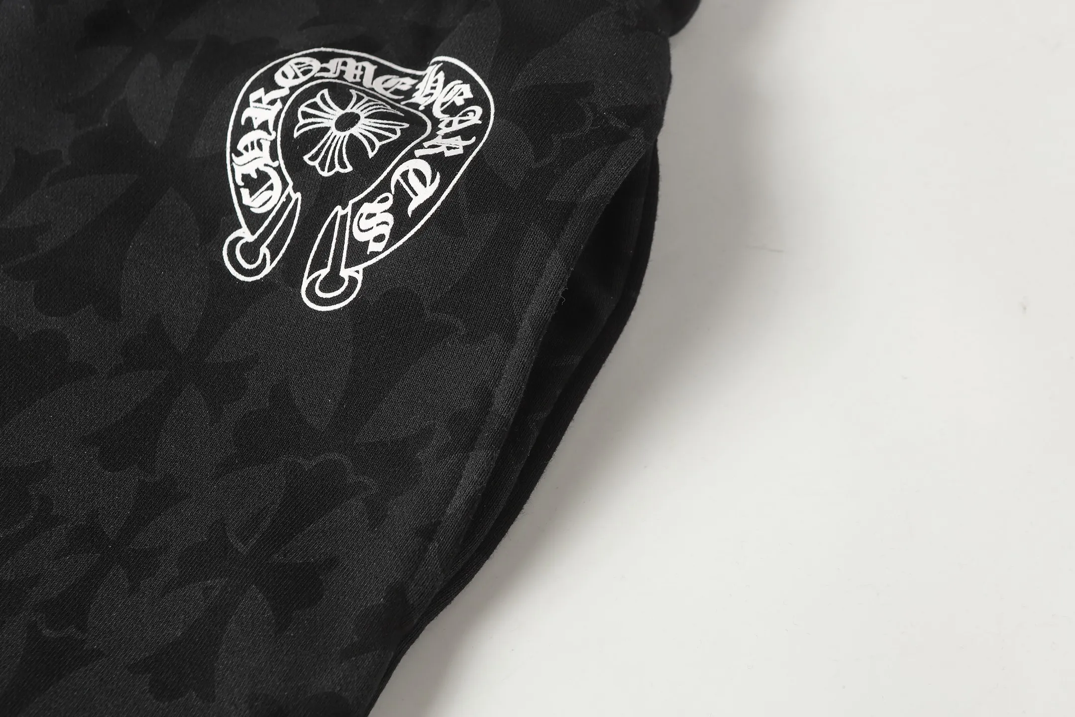 P280 #W5004 cross-border model. Those who pursue quality, please do not place an order. -Chrome Hearts/Chrome Hearts dark pattern all-over Sanskrit letter printed trousers, casual pants and sweatpants -High weight, high density and high quality. The wool is soft, delicate and skin-friendly. It feels soft and silky. It has excellent warmth and skin-friendly properties.